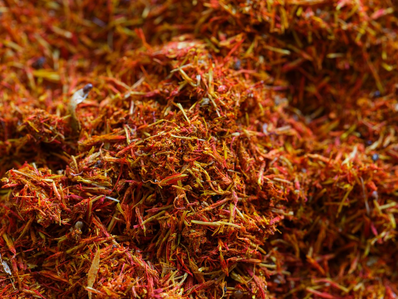 Macro photograph of the ingredients in Saffron Dusk